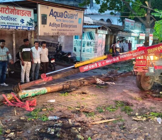 आंधी का कहर: कंपनी बाग से गांधीनगर तक तबाही, पेड़-पोल और होर्डिंग गिरे, प्रशासन की तत्परता से टला बड़ा हादसा