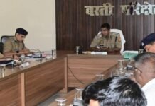 डीआईजी बस्ती ने की मासिक अपराध समीक्षा बैठक, अपराध नियंत्रण और त्वरित कार्रवाई के दिए निर्देश परिक्षेत्र के एसपी और एएसपी के साथ अपराध नियंत्रण, साइबर सुरक्षा और कानून-व्यवस्था पर हुई विस्तृत चर्चा