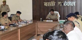 डीआईजी बस्ती ने की मासिक अपराध समीक्षा बैठक, अपराध नियंत्रण और त्वरित कार्रवाई के दिए निर्देश परिक्षेत्र के एसपी और एएसपी के साथ अपराध नियंत्रण, साइबर सुरक्षा और कानून-व्यवस्था पर हुई विस्तृत चर्चा