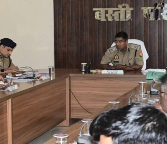 डीआईजी बस्ती ने की मासिक अपराध समीक्षा बैठक, अपराध नियंत्रण और त्वरित कार्रवाई के दिए निर्देश परिक्षेत्र के एसपी और एएसपी के साथ अपराध नियंत्रण, साइबर सुरक्षा और कानून-व्यवस्था पर हुई विस्तृत चर्चा