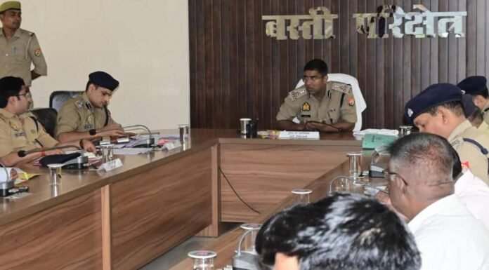 डीआईजी बस्ती ने की मासिक अपराध समीक्षा बैठक, अपराध नियंत्रण और त्वरित कार्रवाई के दिए निर्देश परिक्षेत्र के एसपी और एएसपी के साथ अपराध नियंत्रण, साइबर सुरक्षा और कानून-व्यवस्था पर हुई विस्तृत चर्चा