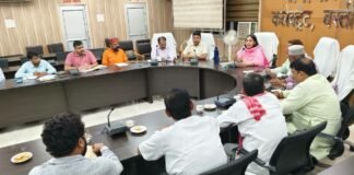 आगामी चुनाव की तैयारी तेज: 1200 से अधिक मतदाताओं वाले बूथ होंगे विभाजित डीएम कृत्तिका ज्योत्स्ना की अध्यक्षता में राजनीतिक दलों संग बैठक, 31 जुलाई तक चलेगी प्रक्रिया
