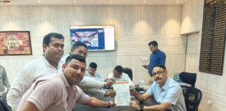 आमी नदी के पुनर्जीवन की उठी मांग, सभासदों ने डीएम को सौंपा ज्ञापन
