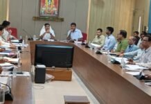 सीएमआईएस समीक्षा बैठक में मंडलायुक्त सख्त, लापरवाही पर नोटिस और वेतन रोकने के निर्देश लंबित परियोजनाओं, न्यायिक वादों और धीमी प्रगति पर जताई नाराजगी, अधिकारियों को दी चेतावनी