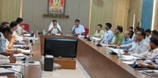 सीएमआईएस समीक्षा बैठक में मंडलायुक्त सख्त, लापरवाही पर नोटिस और वेतन रोकने के निर्देश लंबित परियोजनाओं, न्यायिक वादों और धीमी प्रगति पर जताई नाराजगी, अधिकारियों को दी चेतावनी