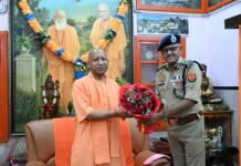 डीजी बनने के बाद अशोक मुथा जैन ने मुख्यमंत्री योगी से की शिष्टाचार भेंट गोरखनाथ मंदिर पहुंचकर लिया आशीर्वाद, बेहतर पुलिसिंग और कानून-व्यवस्था को लेकर जताई प्रतिबद्धता