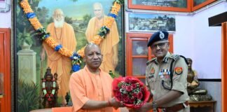 डीजी बनने के बाद अशोक मुथा जैन ने मुख्यमंत्री योगी से की शिष्टाचार भेंट गोरखनाथ मंदिर पहुंचकर लिया आशीर्वाद, बेहतर पुलिसिंग और कानून-व्यवस्था को लेकर जताई प्रतिबद्धता