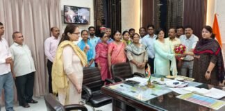 पारदर्शी स्थानांतरण प्रक्रिया पर कलेक्ट्रेट मिनिस्ट्रियल एसोसिएशन ने डीएम को दिया धन्यवाद कर्मचारियों में बढ़ा विश्वास, मनचाहे तैनाती स्थल मिलने से संतोष का माहौल