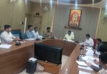 सड़क सुरक्षा पर प्रशासन सख्त, लापरवाही पर होगी कार्रवाई मंडल स्तरीय समीक्षा बैठक में अधिकारियों को दिए गए कड़े निर्देश, ब्लैक स्पॉट्स सुधारने और नियमों का सख्ती से पालन कराने पर जोर