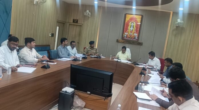 सड़क सुरक्षा पर प्रशासन सख्त, लापरवाही पर होगी कार्रवाई मंडल स्तरीय समीक्षा बैठक में अधिकारियों को दिए गए कड़े निर्देश, ब्लैक स्पॉट्स सुधारने और नियमों का सख्ती से पालन कराने पर जोर