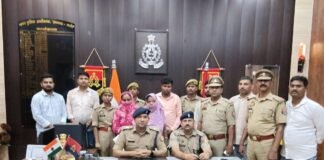 झपटमारी गिरोह का पर्दाफाश, तीन आरोपी गिरफ्तार; छह मोबाइल, तमंचा और बाइक बरामद
