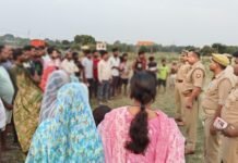 अब नहीं डूबेंगी मासूम जिंदगियां: घाटों पर चौपाल लगाकर राजघाट पुलिस ने छेड़ी जागरूकता मुहिम गर्मी में बढ़ती डूबने की घटनाओं पर रोक के लिए पुलिस की मानवीय पहल, अभिभावकों से बच्चों पर निगरानी रखने की अपील