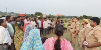 अब नहीं डूबेंगी मासूम जिंदगियां: घाटों पर चौपाल लगाकर राजघाट पुलिस ने छेड़ी जागरूकता मुहिम गर्मी में बढ़ती डूबने की घटनाओं पर रोक के लिए पुलिस की मानवीय पहल, अभिभावकों से बच्चों पर निगरानी रखने की अपील
