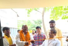 रैन बसेरे का उद्घाटन, जिला अस्पताल में मरीजों और परिजनों को मिलेगी राहत जिला पंचायत अध्यक्ष बलिराम यादव ने फीता काटकर किया उद्घाटन, पौधारोपण कर दिया पर्यावरण संरक्षण का संदेश