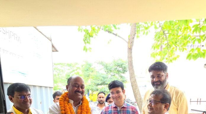 रैन बसेरे का उद्घाटन, जिला अस्पताल में मरीजों और परिजनों को मिलेगी राहत जिला पंचायत अध्यक्ष बलिराम यादव ने फीता काटकर किया उद्घाटन, पौधारोपण कर दिया पर्यावरण संरक्षण का संदेश