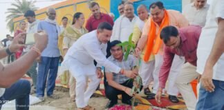 हरपुर में डिजिटल लाइब्रेरी का शुभारंभ, उपनिदेशक पंचायत ने किया वृक्षारोपण ग्रामीणों को दिया स्वच्छता और डिजिटल शिक्षा का संदेश, महिलाओं में वितरित किए डस्टबिन