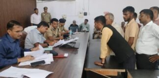 सम्पूर्ण समाधान दिवस में मंडलायुक्त और डीआईजी ने सुनीं फरियादें, एक सप्ताह में निस्तारण के निर्देश सहजनवा तहसील में पहुंचे 150 मामले, 15 शिकायतों का मौके पर हुआ समाधान