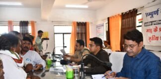 डीएम और एसपी ने सुनीं जनसमस्याएं, संपूर्ण समाधान दिवस में 50 शिकायतें पहुंचीं डुमरियागंज तहसील में 6 मामलों का मौके पर निस्तारण, शेष के लिए टीम गठित