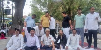 ग्राम न्यायालय और प्रदूषण मुक्ति की मांग पर अधिवक्ताओं का क्रमिक अनशन सहजनवा तहसील में वकीलों ने बुलंद की आवाज, मांगें पूरी न होने पर आंदोलन तेज करने की चेतावनी