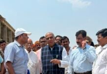 वत्सा रेलवे स्टेशन का सांसद जगदंबिका पाल ने किया निरीक्षण, बोले- पांच जिलों को मिलेगी रेल कनेक्टिविटी की नई सौगात खलीलाबाद-बहराइच रेल परियोजना बनेगी विकास की नई धुरी, गुणवत्ता के साथ समय पर पूरा करने के निर्देश