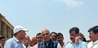 वत्सा रेलवे स्टेशन का सांसद जगदंबिका पाल ने किया निरीक्षण, बोले- पांच जिलों को मिलेगी रेल कनेक्टिविटी की नई सौगात खलीलाबाद-बहराइच रेल परियोजना बनेगी विकास की नई धुरी, गुणवत्ता के साथ समय पर पूरा करने के निर्देश