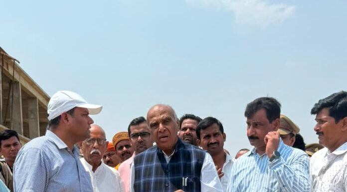 वत्सा रेलवे स्टेशन का सांसद जगदंबिका पाल ने किया निरीक्षण, बोले- पांच जिलों को मिलेगी रेल कनेक्टिविटी की नई सौगात खलीलाबाद-बहराइच रेल परियोजना बनेगी विकास की नई धुरी, गुणवत्ता के साथ समय पर पूरा करने के निर्देश