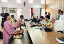 सम्पूर्ण समाधान दिवस में मण्डलायुक्त की सख्ती, कई अधिकारी अनुपस्थित; वेतन रोकने के निर्देश सहजनवां तहसील का औचक निरीक्षण, शिकायतों के त्वरित व गुणवत्तापूर्ण निस्तारण पर दिया जोर