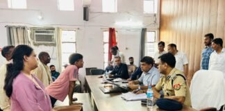 सम्पूर्ण समाधान दिवस में मण्डलायुक्त की सख्ती, कई अधिकारी अनुपस्थित; वेतन रोकने के निर्देश सहजनवां तहसील का औचक निरीक्षण, शिकायतों के त्वरित व गुणवत्तापूर्ण निस्तारण पर दिया जोर