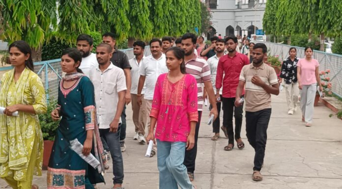पुलिस आरक्षी भर्ती परीक्षा शुरू, पहले दिन 28,237 अभ्यर्थी हुए शामिल 38,928 में से 10,691 परीक्षार्थी रहे अनुपस्थित, तीन दिनों में 1.16 लाख से अधिक अभ्यर्थी देंगे परीक्षा