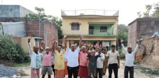 भ्रामक रिपोर्ट के विरोध में ग्रामीणों का प्रदर्शन, उच्चस्तरीय जांच की मांग नमामि गंगे योजना में अनियमितता का आरोप, क्षतिग्रस्त सड़कें और पेयजल संकट से परेशान ग्रामीण