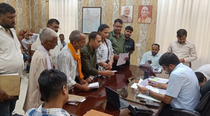 जनसुनवाई में डीएम ने सुनीं समस्याएं, त्वरित निस्तारण के दिए निर्देश फरियादियों की शिकायतों पर गंभीर हुए जिलाधिकारी, अधिकारियों को तय समय में कार्रवाई के आदेश