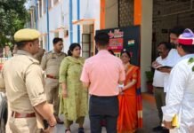 पुलिस आरक्षी भर्ती परीक्षा का डीएम-एसपी ने किया निरीक्षण, 11 केंद्रों पर कड़ी निगरानी 7,488 अभ्यर्थियों में 5,587 हुए शामिल, 1,901 रहे अनुपस्थित