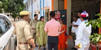 पुलिस आरक्षी भर्ती परीक्षा का डीएम-एसपी ने किया निरीक्षण, 11 केंद्रों पर कड़ी निगरानी 7,488 अभ्यर्थियों में 5,587 हुए शामिल, 1,901 रहे अनुपस्थित