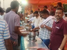 बड़े मंगल पर यूपी ट्रक संचालक संगठन ने किया विशाल भंडारा हजारों श्रद्धालुओं ने ग्रहण किया प्रसाद, एडीजी जोन के स्टाफ अफसर ने किया शुभारंभ