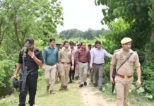 महराजगंज में बाढ़ तैयारियों की समीक्षा, भारत-नेपाल सीमा तक पहुंचे डीएम-एसपी संवेदनशील क्षेत्रों का स्थलीय निरीक्षण, राहत-बचाव व्यवस्थाओं को दुरुस्त रखने के निर्देश