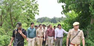 महराजगंज में बाढ़ तैयारियों की समीक्षा, भारत-नेपाल सीमा तक पहुंचे डीएम-एसपी संवेदनशील क्षेत्रों का स्थलीय निरीक्षण, राहत-बचाव व्यवस्थाओं को दुरुस्त रखने के निर्देश