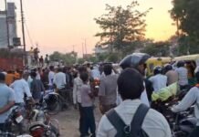 रॉन्ग साइड से आ रहे पीएसी वाहन की चपेट में आए दो युवक, मौत के बाद परिजनों का हंगामा
