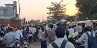 रॉन्ग साइड से आ रहे पीएसी वाहन की चपेट में आए दो युवक, मौत के बाद परिजनों का हंगामा