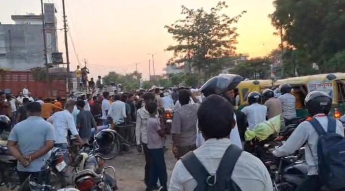 रॉन्ग साइड से आ रहे पीएसी वाहन की चपेट में आए दो युवक, मौत के बाद परिजनों का हंगामा