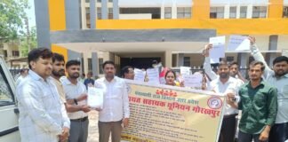 11 सूत्रीय मांगों को लेकर पंचायत सहायकों का प्रदर्शन, तहसीलदार को सौंपा ज्ञापन