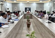 डीएम ने विकास योजनाओं की प्रगति परखी, समयबद्ध और गुणवत्तापूर्ण क्रियान्वयन के दिए निर्देश