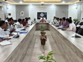 डीएम ने विकास योजनाओं की प्रगति परखी, समयबद्ध और गुणवत्तापूर्ण क्रियान्वयन के दिए निर्देश