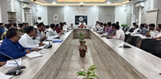 डीएम ने विकास योजनाओं की प्रगति परखी, समयबद्ध और गुणवत्तापूर्ण क्रियान्वयन के दिए निर्देश