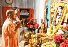 गोरखनाथ मंदिर पहुंचे मुख्यमंत्री योगी आदित्यनाथ, मंदिर में करेंगे रात्रि विश्राम