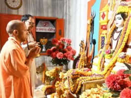 गोरखनाथ मंदिर पहुंचे मुख्यमंत्री योगी आदित्यनाथ, मंदिर में करेंगे रात्रि विश्राम