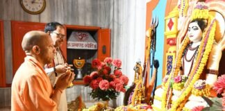 गोरखनाथ मंदिर पहुंचे मुख्यमंत्री योगी आदित्यनाथ, मंदिर में करेंगे रात्रि विश्राम