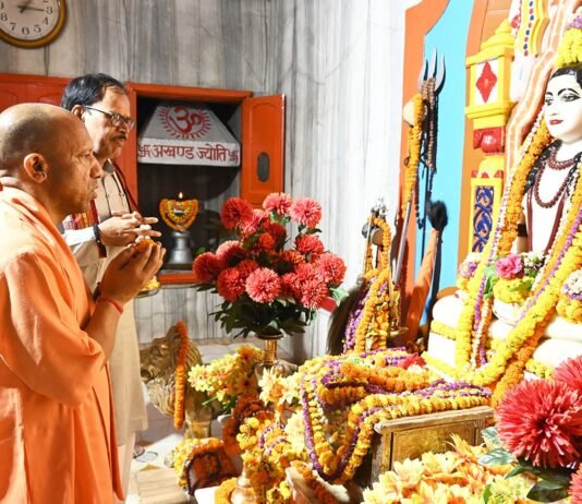 गोरखनाथ मंदिर पहुंचे मुख्यमंत्री योगी आदित्यनाथ, मंदिर में करेंगे रात्रि विश्राम