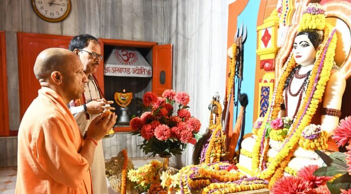 गोरखनाथ मंदिर पहुंचे मुख्यमंत्री योगी आदित्यनाथ, मंदिर में करेंगे रात्रि विश्राम