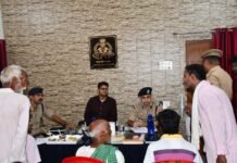 डीएम व एसपी ने थाना समाधान दिवस में सुनीं जनसमस्याएं, राजस्व मामलों के त्वरित निस्तारण के दिए निर्देश
