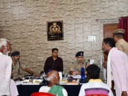 डीएम व एसपी ने थाना समाधान दिवस में सुनीं जनसमस्याएं, राजस्व मामलों के त्वरित निस्तारण के दिए निर्देश